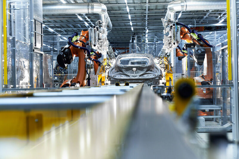 Insgesamt investierte BMW für den iX im Dingolfinger Fahrzeugwerk mehr als 400 Millionen Euro. (BMW)