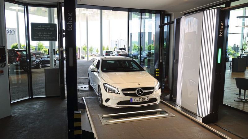 Über den Reifen- und durch den Portalscanner hindurch: In seinem Leuchtturmbetrieb im hessischen Oberursel will die Senger-Gruppe den Serviceprozess mit digitalen Mitteln für ihre Mitarbeiter und die Kunden so effzient wie möglich gestalten. (Bild: Rosenow/»kfz-betrieb«)