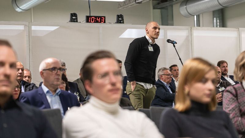 Die Teilnehmer konnten live und via Chat ihre Fragen an die Referenten richten. (Bild: Stefan Bausewein)