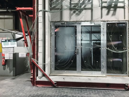 (Mit dem Start der Prüfung und der Temperierung des Ofens beginnen die Brandschutzgläser zu reagieren. Bild: Schüco International KG)