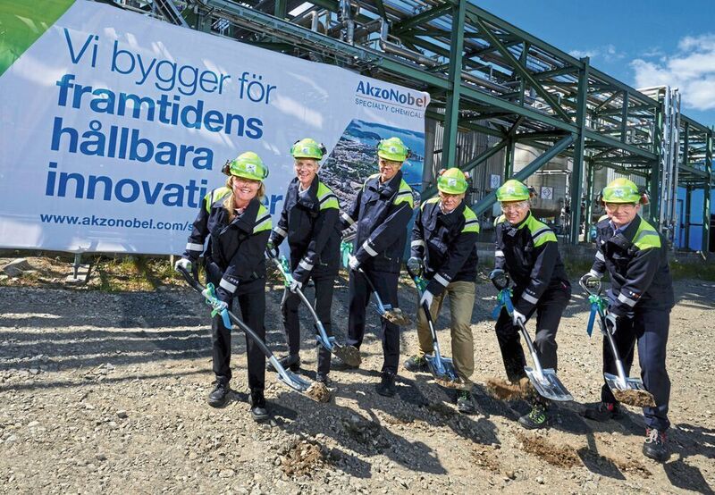 Van Dam and Smit (4th and 5th left) at the groundbreaking  (Akzo Nobel)