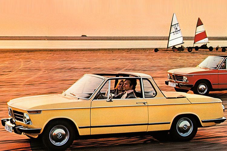 Im jahr 1971 war der Produktionsstart für das bei Baur gefertigte 2002 Cabriolet mit feststehendem Überrollbügel. (Foto: BMW)
