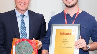 Jan Kratz (links) ist der Beste unter den 26 neuen Serviceverkäufern. (Toyota)
