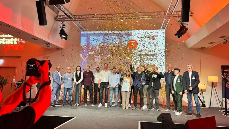 Das Team von Linders Boxenstopp im Konfettiregen: Die Veitshöchheimer Werkstatt stand beim Deutschen Werkstattpreis ganz oben auf dem Treppchen. (Bild:  Schreiner – VCG)