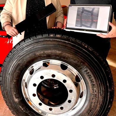 Was macht der Lkw-Reifen denn so?! Das kann bald eine smarte Analyseplattform beantworten, die von der Westsächsischen Hochschule Zwickau (WHZ) und den Experten von Efleetcon entwickelt wird. Die kann mehr als nur Reifendruck und -temperatur checken ... (Bild: WHZ)