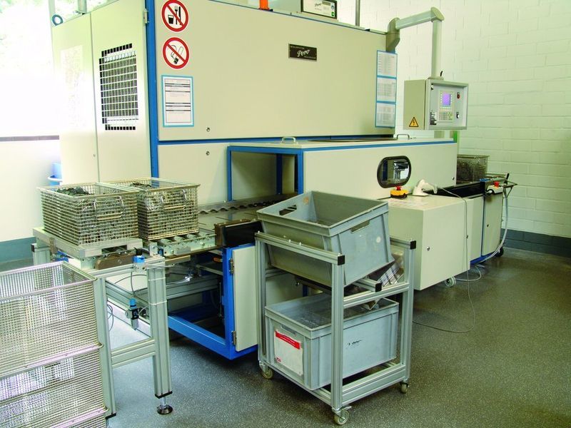 Arbeitsraum für die Oberflächenbehandlung bei Jung-Stanztechnik. Er beherbergt die Reinigungsanlage V1 von Pero und eine Gravitations-Strahlanlage. (Archiv: Vogel Business Media)
