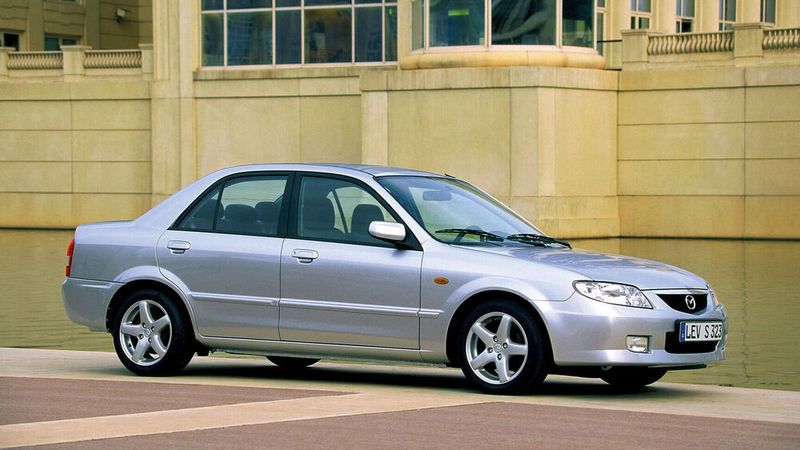 Die fünfte Auflage des 323 kam im September 1994 mit der internen Bezeichnung „BA“ auf den Markt. Alle Karosserievarianten erhielten ein Kürzel hinter der Zahl (323C: Coupé, 323S: Stufenheck, 323F: Fließheck). Gerade die Limousine war in der Fließheckhochburg Deutschland eine seltene Erscheinung. Heute dürfte ein solches Modell eine echte Rarität sein. (Bild: Mazda)