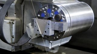 Zur Herstellung von Kleinteilen aus Metall kommt eine Draht­erodiermaschine zum Einsatz. Für optimale Erodiervorgänge sorgt im Vorfeld eine NC-Programmierung speziell für die Drahterosion. (Bild: Niki Romczyk)