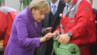 In der Lehrwerkstatt des Integrationsunternehmens di.hako informierte sich Bundeskanzlerin Dr. Angela Merkel über die Ausbildungssituation. Bild: Hako-Werke (Archiv: Vogel Business Media)