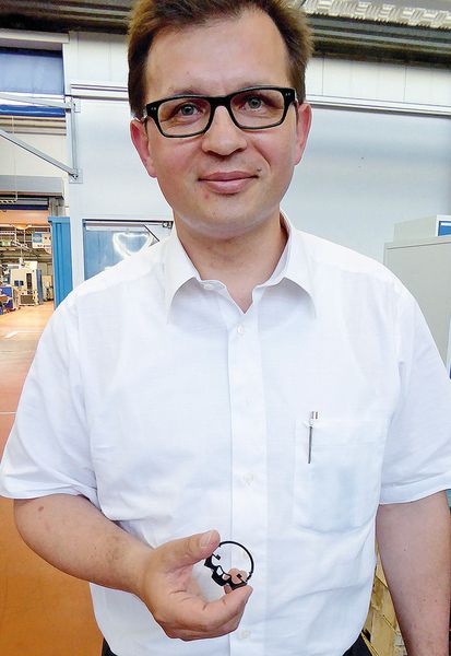 Miro Ribaric ist Produktionsleiter bei der Baumann GmbH im baden-württembergischen Lichtenstein. Er gilt als Stanzexperte und zeigt worauf, es bei hochpräzisen und filigranen Stanzteilen mit integrierten Funktionen besonders ankommt. (Bild: Kuhn)