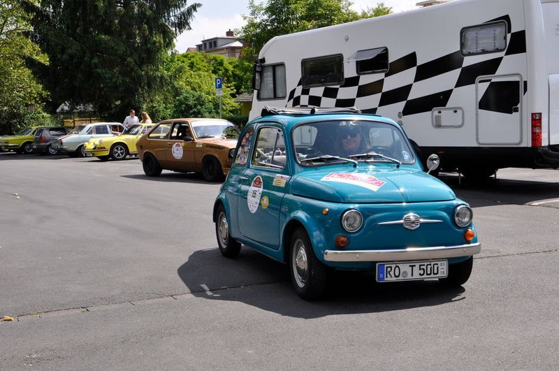 Klein, aber recht wendig präsentierte sich dieser Fiat 500. Auf der Strecke sind seine 18 PS doch etwas schmal, für Kurvenfahrten eignet sich das Modell aus dem Jahr 1971 dagegen optimal. (Grimm/»kfz-betrieb«)