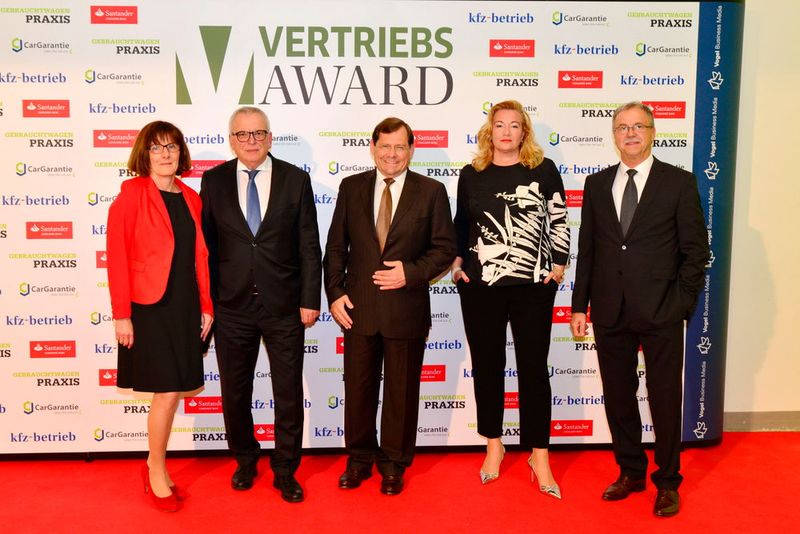 Die Vertreter des Premium-Partners CG Car-Garantie Versicherungs-AG (v.li.): Regina Becklönne, Bernhard Becklönne, Axel Berger, Ina Berger und Gustav Oehler.  (Bild: Vogel Business Media)
