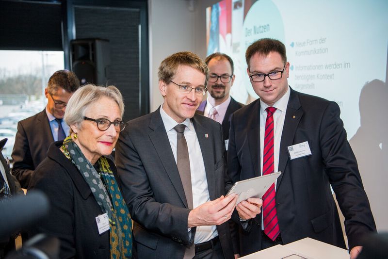 Die Präsidentin der Universität zu Lübeck, Prof. Dr. Gabriele Gillessen-Kaesbach, Ministerpräsident Daniel Günther und der Bürgermeister von Lübeck Jan Lindenau (Fotowerker – Ganzer&Berg GbR)