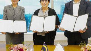 Nobuko Uetake of Asahi Kasei, Michèle Azalbert of Gentari, and Masahiro Aika of JGC at the MOU signing ceremony.  (Source: Business Wire)