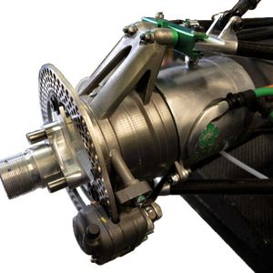 Die optimierten Radträger aus einer Titanlegierung wurden mit dem generativen Herstellungsprozess von Renishaw gefertigt und sparen insgesamt 1,5 kg am Fahrzeug ein.