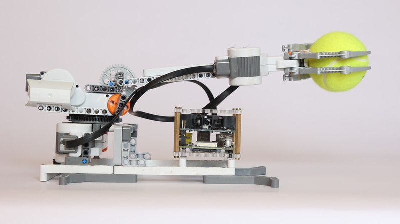 BrickPi-Roboter: Greifroboter, gesteuert durch Raspberry PI (Bild: Dexter Industries)