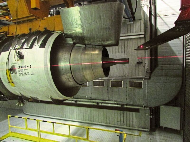 Nahaufnahme Turbine im Prüfstand mit ausgerichteter Aerosol-Entnahmesonde (rechts).  (Universität Bern /SR Technics Switzerland AG )