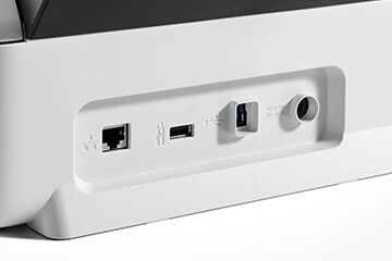 Neben einem USB-3.0-Host-Anschluss für den direkten Anschluss an einen Rechner verfügt der Brother ADS-4500W über einen Fast-Ethernet-Port, eine USB-Buchse für Speichermedien sowie über WLAN. (Bild: Brother)
