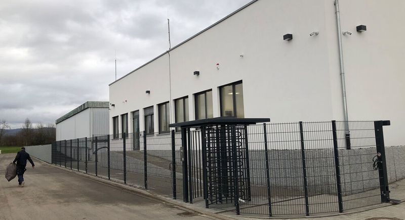Leitwerk hat eine Privatstraße bauen lassen. Die Fenster der Aufenthaltsräume zeigen zur Zufahrtsstraße.  (Leitwerk AG)