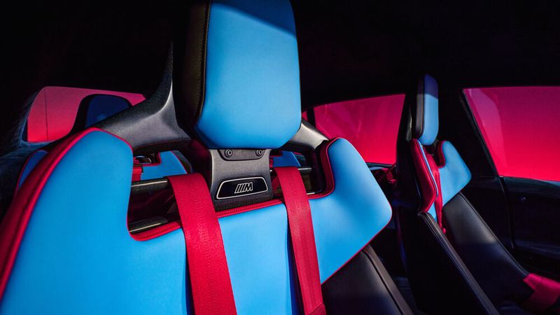 Rote Fünfpunkt-Gurte halten Fahrer und Passagiere in neu entwickelten Schalensitzen. (Bild: BMW)