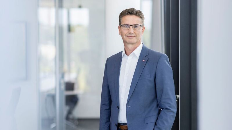 Maik Kynast, Santander, will den Handel dabei unterstützen, gewinnbringende Geschäftsmodelle mit E-Fahrzeugen zu entwickeln.(Bild:  Santander)