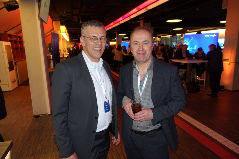 Egal wie spät am Abend, Georg Vogel, (Securonix) und Michael Hase, (r., IT-BUSINESS), finden immer interessanten Gesprächsstoff. (Bild: IT-BUSINESS)