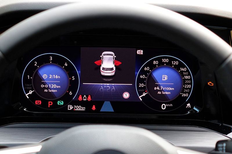 Im Fahrerdisplay lassen sich die Instrumente als klassische Runduhren darstellen. Es sind aber auch andere Designs anwählbar. (Bild: Rosenow/»kfz-betrieb«)