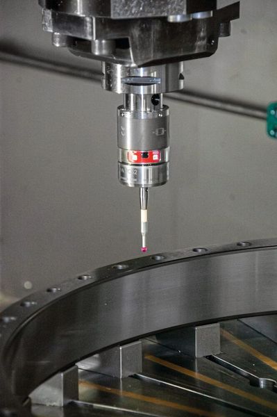 In der Vertikaldrehmaschine wird der langzeitstabile Blum-Messtaster TC52 über das Werkzeugmagazin in die Spindel eingewechselt. (Bild: myonic)