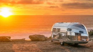 Ein Kult-Camper lebt wieder auf: Der „Bowlus Road Chief Lithium +“ vereint den Stil von gestern mit der Technik von morgen. (Bowlus)