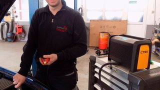 Serviceberater Jan Schmieder arbeitet gerne mit dem Pro-120-Ladegerät. Er schätzt die intuitive Bedienoberfläche und die schlanken Polklemmen. (Autohaus Deusch)