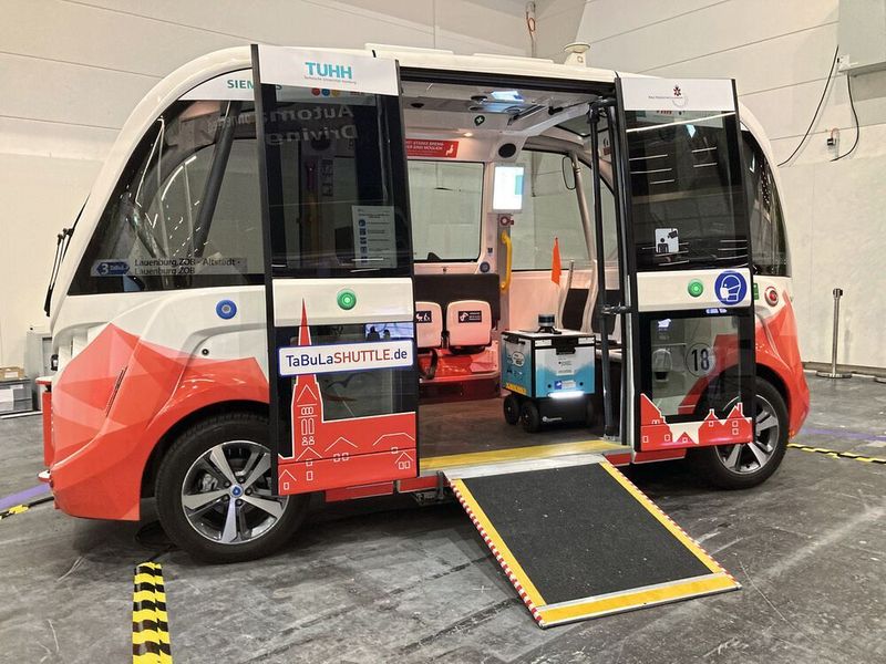 Im Projekt Tabula-Log fährt ein Lieferroboter in einem Shuttle mit.  (Svenja Gelowicz)