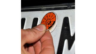 Werden an einem Fahrzeug verkehrsgefährdende Mängel (VM) entdeckt, darf keine Prüfplakette zugeteilt werden. (Tüv Nord)