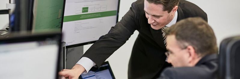 Dr. Christian Polster, Chefstratege und CFO, im Security Operations Center der RadarServices Cybersecurity World, Wien. (Bild:  Arnold Mike)