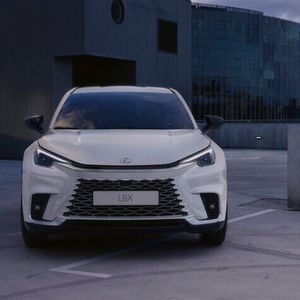 Vor allem die Frontpartie des LBX unterscheidet sich deutlich von den anderen Modellen der Lexus-Familie.(Bild:  Lexus)