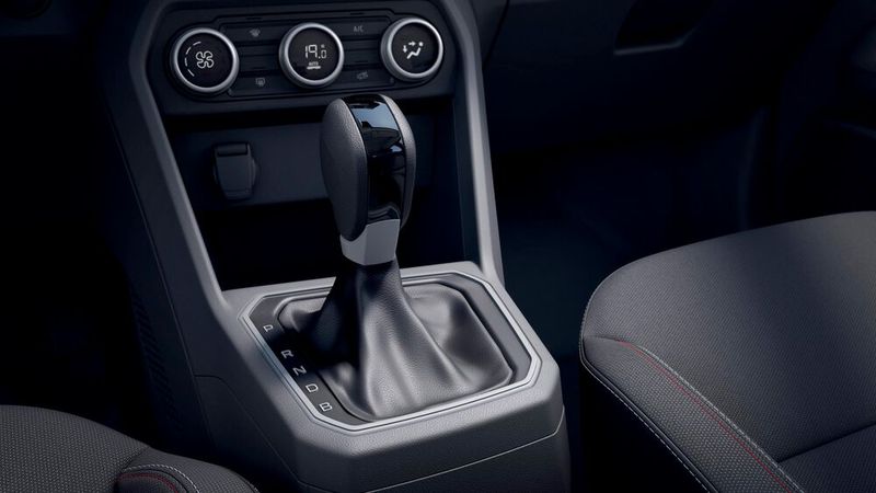 Ebenfalls nur für den Hybrid gibt es ein Automatikgetriebe. Laut Dacia-Deutschland-Chef Thilo Schmidt wird es der „Gamechanger“. (Bild: Dacia)