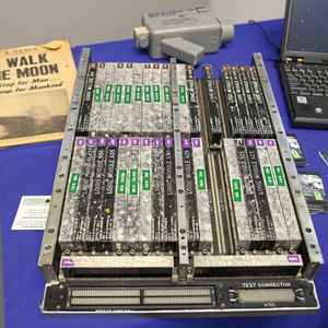 Bild 2: Module und Backplane des Apollo Guidance Computer.(Bild:  Autopilot / CC BY 3.0)