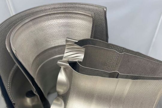 Eine Brennkammerauskleidung, die mit dem Pulver Amperprint 0233 Haynes 282 von Höganäs hergestellt wurde, weist 23.000 Löcher für ein optimiertes Luft-Kraftstoff-Verhältnis und interne Kanäle für die regenerative Kühlung auf. (Bild:  Velo 3D)