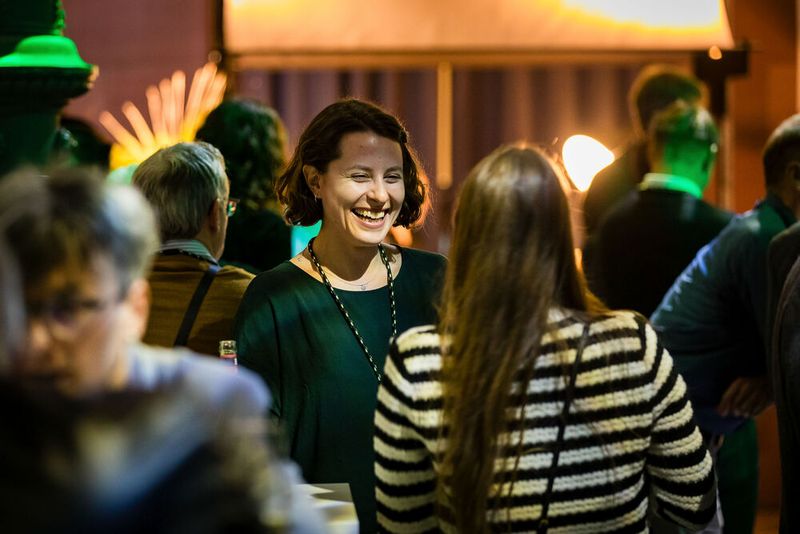 Bei der Abendveranstaltung am Vorabend der Veranstaltung im Maschinenhaus des Bürgerbräus Würzburg kamen bereits zahlreiche Teilnehmer bei gutem Essen und Trinken zusammen. Bereits hier gab es regen Austausch.  (Bild: Stefan Bausewein)