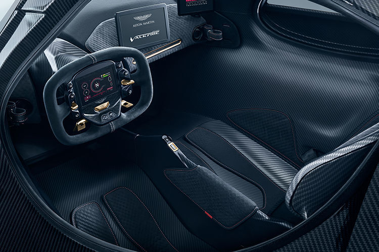 Fahrer und Beifahrer sitzen in Carbon-Mulden – die Füße sind dabei höher positioniert als das Gesäß. (Aston Martin)