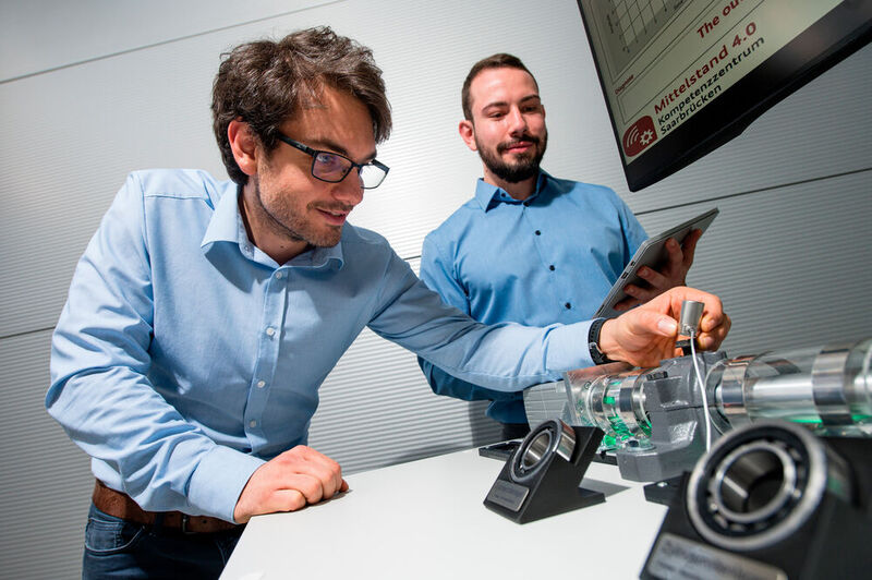 Steffen Klein (l.) und Christopher Schnur aus dem Team von Professor Andreas Schütze forschen an dem neuen Wartungssystem, das Sensoren an Industrieanlagen smart macht.