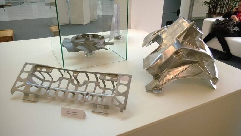 Auf der Jubiläumssonderschau entdeckt: Sauerstoffmaskenhalter und Federbeintopf. (Bild: D. Quitter)