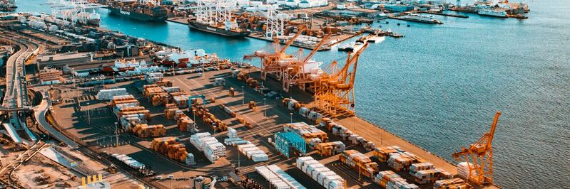 Durch den Einsatz von maschinellem Lernen könnten Disponenten im Umfeld von Hafenterminals bei ihren Entscheidungen unterstützt werden. 