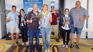 Die Sieger der Meister-Classic 2021 (von links): Günther und Andrea Schwanitz (3. Platz), Stefan und Andrea Griebl (1. Platz) und Kitti und Franz Kettl (2. Platz). (Zietz/»kfz-betrieb«)