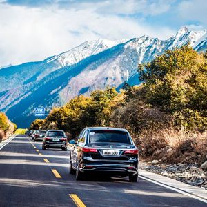 Die 70-kWh-Batterie soll eine Normreichweite von 451 Kilometern erlauben.(Bild:  Daimler)