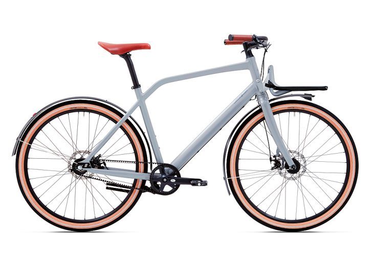 Red Dot Produktdesign 2018: Gustav von Schindelhauer Bikes, Deutschland: Viele Kommunen wie etwa die dänische Stadt Kopenhagen räumen dem Fahrrad einen zentralen Platz für die Mobilität der Zukunft ein. Gustav ist ein unkomplizierter Allrounder im Straßenverkehr, der dem Pendler viel Komfort auf seinen täglichen Wegen bietet. Dieses stilvolle Fahrrad beeindruckt auf den ersten Blick mit einer klaren Formensprache, bei der sich alle Elemente stimmig zusammenfügen. Geprägt wird seine Anmutung durch den fest mit dem Rahmen verbundenen Aluminium-Frontgepäckträger. Diese gestalterisch elegante Lösung bietet im Alltag viele funktionale Vorteile. Der Gepäckträger lenkt nicht mit, weshalb man auch größere Lasten sicher und ohne Einfluss auf das Fahrverhalten transportieren kann. Die sichere Beförderung vom Picknickkorb bis zum Paket wird dabei durch ein eigens entwickeltes Spanngurtsystem gewährleistet, das für eine flexible Gepäcksicherung sorgt. Gustav ist zudem sehr komfortabel. Seine innovative Rahmengeometrie, mit einem längeren Steuerrohr und kürzeren Vorbau, bietet dem Fahrer eine bequeme Sitzposition. Dank der großvolumigen Reifen können selbst Kopfsteinpflasterstraßen und unwegsame Parkwege gut befahren werden. Gustav ist wahlweise mit der automatisch schaltenden 2-Gang-SRAM-Automatix oder mit einer 8-Gang-Shimano-Nexus-Nabenschaltung ausgestattet. Abgerundet wird dieses kluge Konzept für den Stadtverkehr mit einer eleganten Form der Beleuchtung, die sich dezent in die Curana-Schutzbleche einfügt. Begründung der Jury: Das Design von Gustav verbindet eindrucksvoll eine moderne Charakteristik mit einem spürbaren Gefühl für Tradition. Die klare und ausgewogene Formensprache spricht besonders Nutzer an, die für ihren Lebensstil praktische Einfachheit und zugleich eine gute Performance suchen. Dieses Fahrrad ist überaus funktional im Alltag. Durch seine innovative Rahmengeometrie mit längerem Steuerrohr und kürzerem Vorbau sowie großvolumige Reifen bietet es ein Höchstmaß an Komfort auch auf unebenen Straßen.  (Bild: Red Dot/Schindelhauer Bikes)