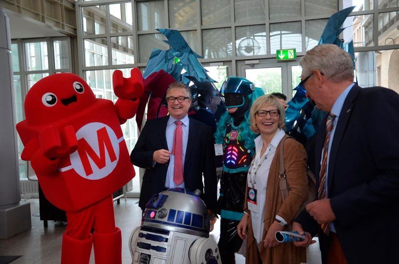 Regionspräsident Hauke Jagau (rechts neben dem Maskottchen Makey) eröffnet am Samstag 26.8. wieder die Maker Faire. (Philip Steffan)