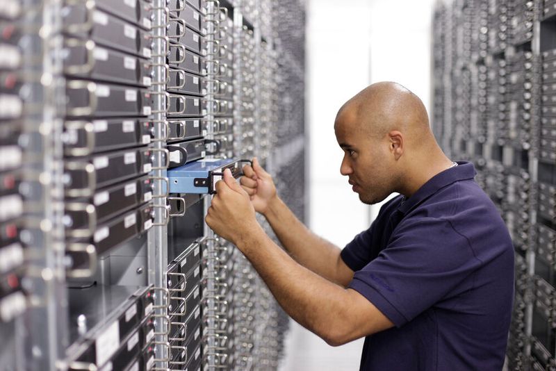 Technik mit Verantwortung: Website-Admins sorgen im Hintergrund für Sicherheit, Verfügbarkeit und Rechtskonformität digitaler Infrastrukturen. (Bild: Strato)