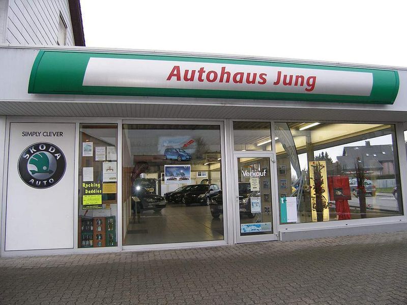 Das Autohaus Jung in Siegelsbach beweist: Man kann nicht nur in modernen Glaspalästen ordentlich verkaufen und zufriedene Kunden haben. Qualitätsarbeit und eine kundenfreundliche Atmosphäre sind mindestens genauso wichtig. Fotos: Minack (Archiv: Vogel Business Media)
