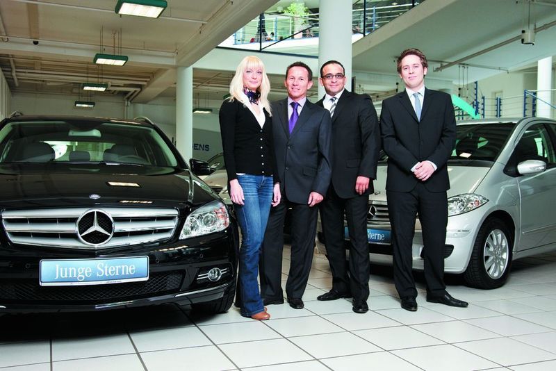 Haben im Autohaus Jürgens online alles im Blick (v. li.): Sahra Schüler, Karl-Heinz Ratzke, Hamid Azouaghe und Stefan Besarese. (Archiv: Vogel Business Media)