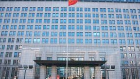 Hinter den Mauern des chinesischen Handelsministeriums in Peking ärgert man sich derzeit über Vorwürfe aus den USA: Zig einheimische Unternehmen sollen von Zwangsarbeit profitieren, weshalb diese nun auch den US-Importbeschränkungen unterliegen. Man will sich aber wehren ... (Bild: Y. Cheng)
